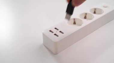prizleri ve usb portları olan çok yönlü bir modern beyaz uzatma kablosu. 