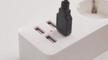 Kabloyu kapat. Soketli ve usb portlu çok yönlü modern beyaz uzatma kablosu.. 
