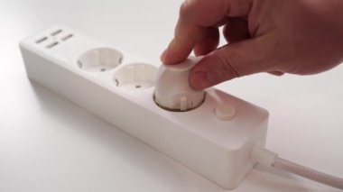 Prizi aç. Soketleri ve USB 'si olan çok yönlü modern beyaz uzatma kablosu