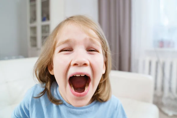 Lustiges kleines Mädchen schreit mit weit geöffnetem Mund. Freude — Stockfoto