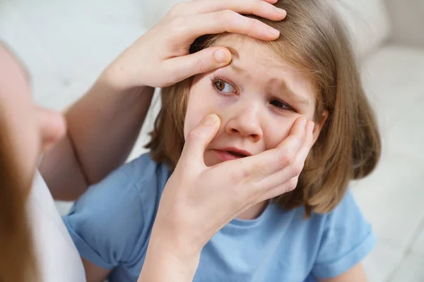 Little girl complains to her mother about the pain in her eyes. — Stock Photo, Image