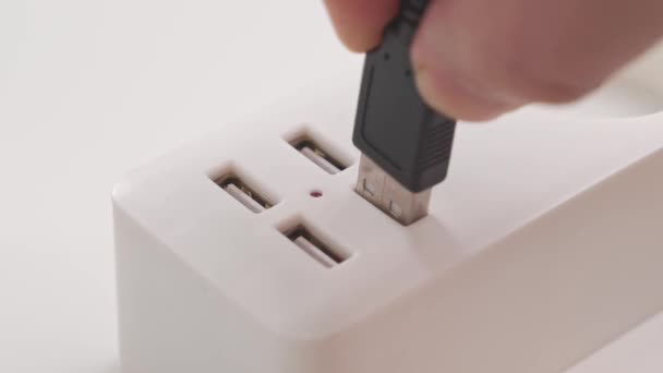 Kabloyu aç. prizleri ve usb portları olan çok yönlü bir modern beyaz uzatma kablosu — Stok video