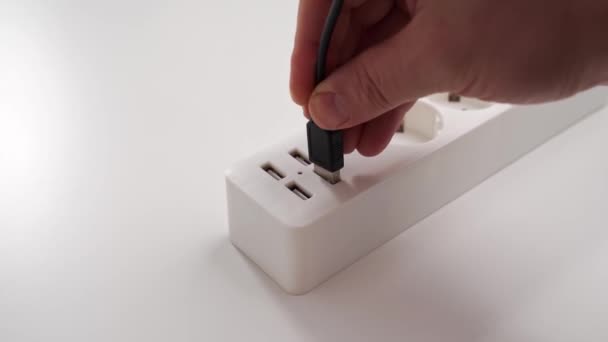 Kabloyu aç. prizleri ve usb portları olan çok yönlü bir modern beyaz uzatma kablosu — Stok video