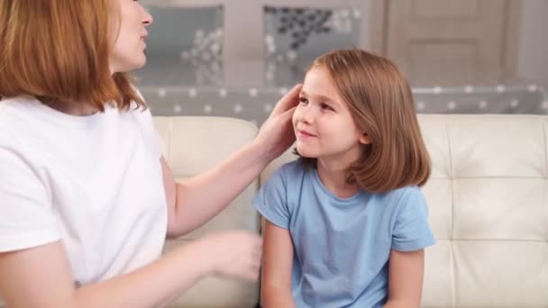 Ein Mädchen klagt über Schmerzen im Ohr und wird von ihrer Mutter untersucht. Kinderkrankheiten. — Stockvideo