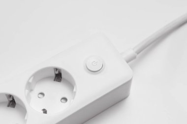 Prizleri olan çok yönlü bir modern beyaz uzatma kablosu.