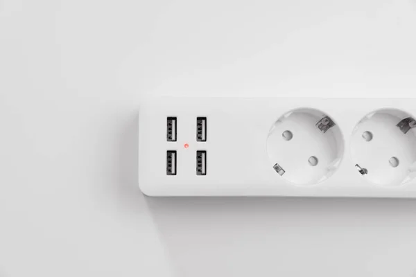 Un versátil cable de extensión blanco moderno con enchufes y puertos USB — Foto de Stock