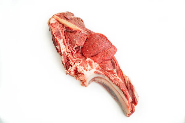 Trozo de carne de res en el hueso sobre fondo blanco. Aislar. productos agrícolas ecológicos — Foto de Stock