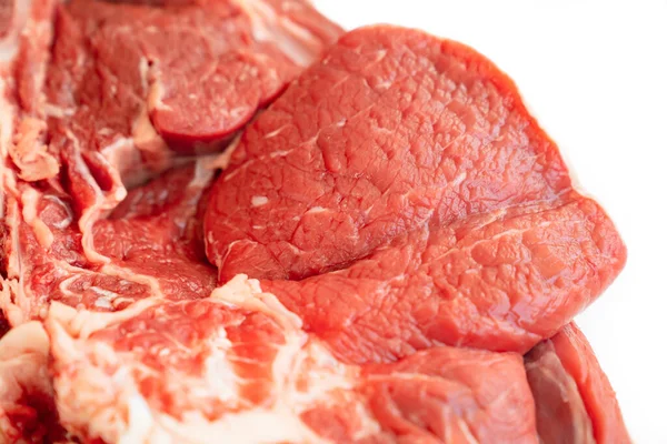 Trozo de carne de res en hueso sobre fondo blanco.productos agrícolas naturales y ecológicos —  Fotos de Stock
