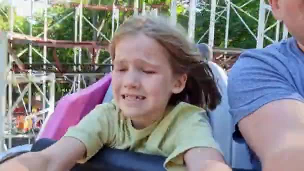 Papà e figlia cavalcano estrema attrazione. adrenalina e divertimento nel parco divertimenti — Video Stock