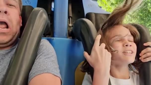 Papá y su hija montan una atracción extrema. adrenalina y diversión en el parque de atracciones — Vídeos de Stock