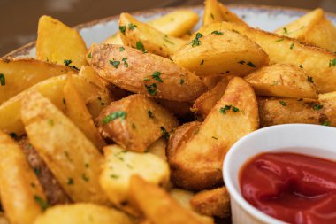 Köyde kırmızı soslu kızarmış patates. Ketçaplı patates kızartması..