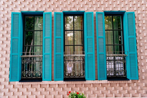 Evin pencerelerine eski tarz turkuaz panjurlar takıldı.. — Stok fotoğraf