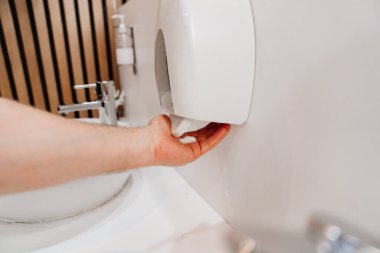 Halka açık soyunma odasında otomatik sabun dağıtıcısı. sabun kolaylığı