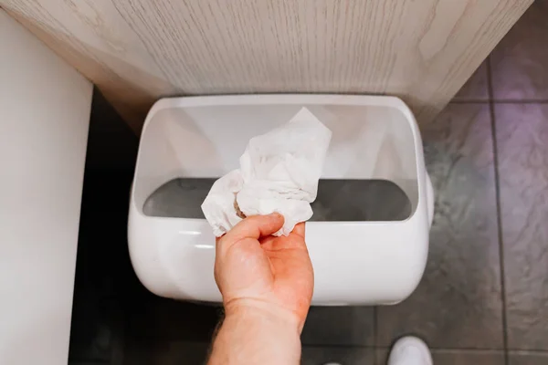 Gebruik van papieren handdoeken en toiletpapier in een openbaar toilet. — Stockfoto