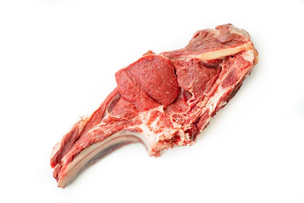 Egy darab marhahús fehér alapon. elkülöníteni. környezetbarát mezőgazdasági termékek — Stock Fotó
