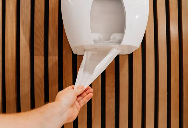 Uso de toalhas de papel e papel higiênico em um banheiro público. — Fotografia de Stock