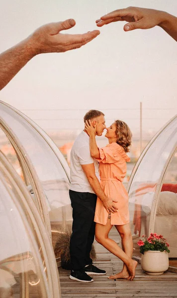 Le mani si stringono l'un l'altro. amanti uomo e donna sul tetto. caffè igloo. — Foto Stock