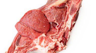 Beyaz arka planda kemiğe sığır eti. İzole et. Çevre dostu tarım ürünleri