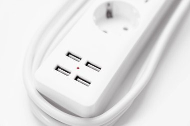prizleri ve usb portları olan çok yönlü bir modern beyaz uzatma kablosu