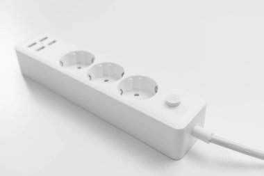 prizleri ve usb portları olan çok yönlü bir modern beyaz uzatma kablosu