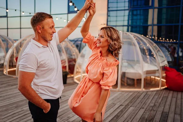 데이트하는 남자와 여자 가 옥상 카페에서 사랑에 찬 춤을 추는 모습. — 스톡 사진