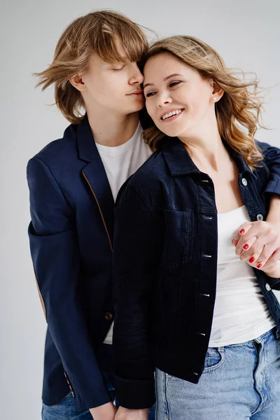 A mother with son in blue clothes poses for a photo shoot — Stock Photo, Image