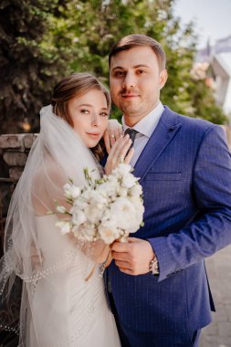 Nazik gelin ve damat. Güzel ve romantik yeni evliler. düğün organizatörü