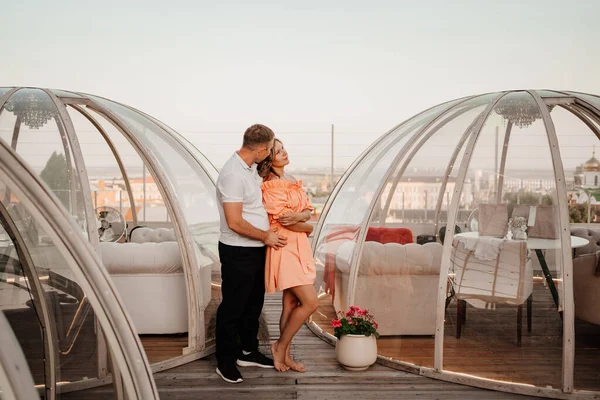 옥상에서 데이트하는 아름다운 남녀 가사 랑하는 원초적 인 장소 — 스톡 사진