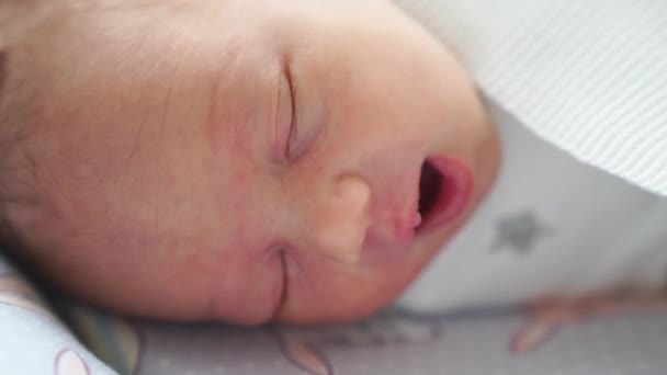 Vicino. Il neonato dorme. sonno sano dei bambini. — Video Stock