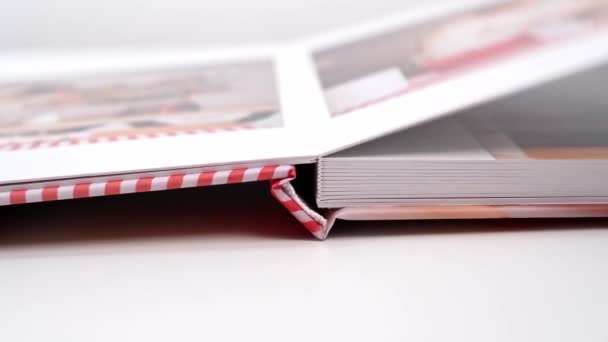 Sidovy. en fotobok från nyår familjen fotografering är blad genom — Stockvideo