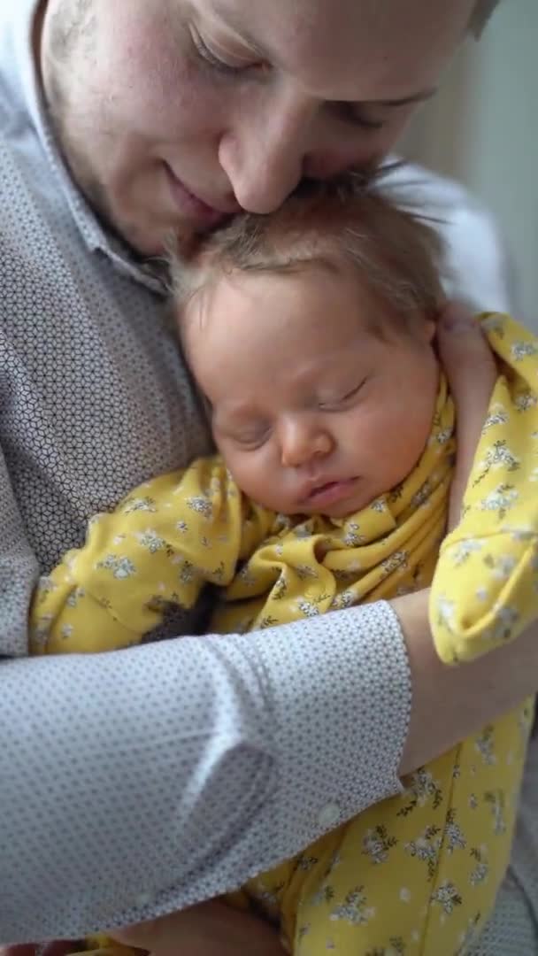 Vídeo vertical. Pai com recém-nascido. os pais adoram filhos. felicidade familiar — Vídeo de Stock