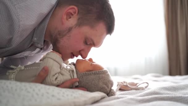 Papa 'bacia il neonato a letto. padri amore per i bambini. felicità familiare e amore — Video Stock