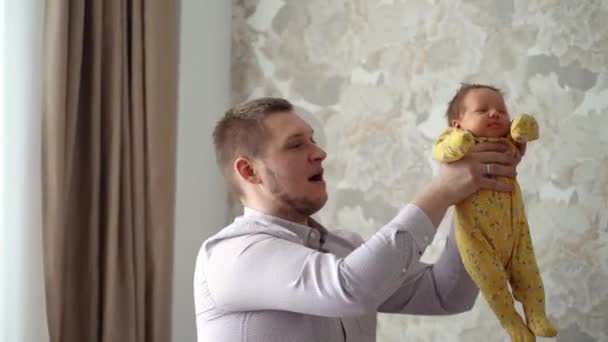 Táta s novorozencem. otcové milují děti. rodinné štěstí a láska. — Stock video