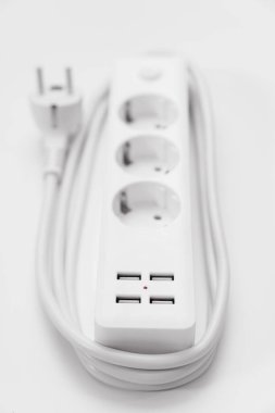 prizleri ve usb portları olan çok yönlü bir modern beyaz uzatma kablosu