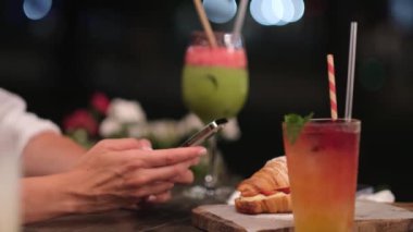 Kadın eli ve telefon var. Sosyal medya bağımlılığı.