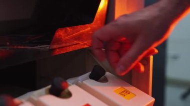 Operatör fotoğraf laboratuvarında dökülen kimyayı fotoğraf basmak için karıştırıyor