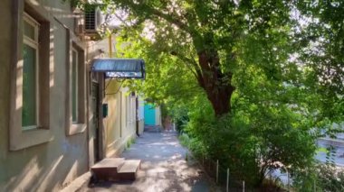 Evin verandasında, dış havalandırma ünitesinden su akıyor..
