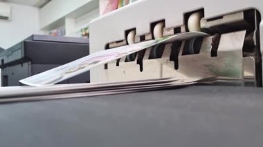  Fotoğraf laboratuarındaki düğün fotoğraflarının basımı.. 