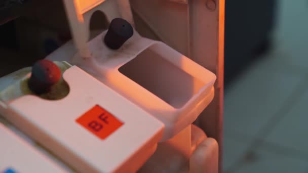 El operador vierte química en el laboratorio fotográfico para imprimir fotos — Vídeo de stock