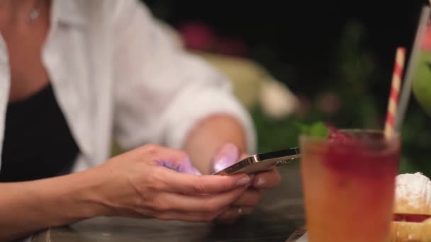 Kvinnliga händer med en telefon. missbruk i sociala medier. — Stockvideo
