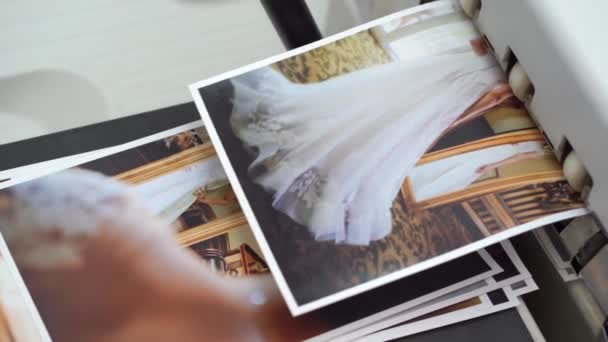 Chemischer Druck von Hochzeitsfotos im Fotolabor. — Stockvideo