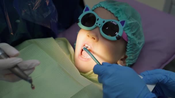 Hygiène buccale. nettoyage des dents chez le stomatologue. visites régulières chez le dentiste — Video