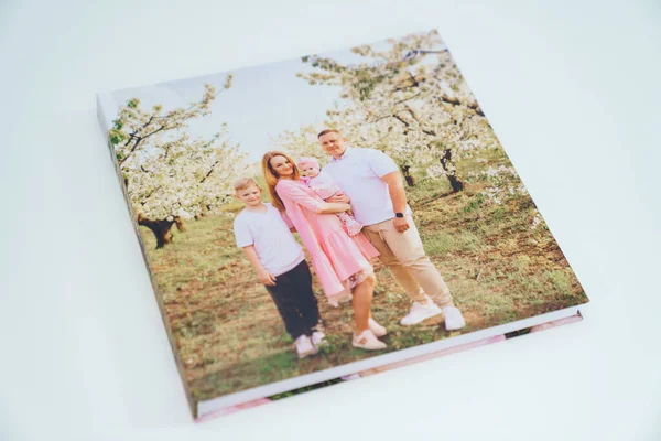 Bílé pozadí otevřené fotoknihy z rodiny focení na jaře zahrada — Stock fotografie