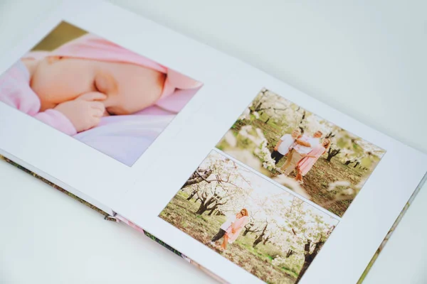Fundo branco fotolivro aberto da sessão de fotos da família no jardim da primavera — Fotografia de Stock