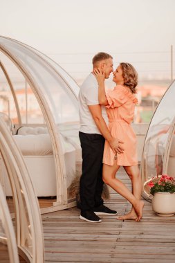 Sevgili erkek ve kadın çatıda çıkmak için orjinal yerdeler.