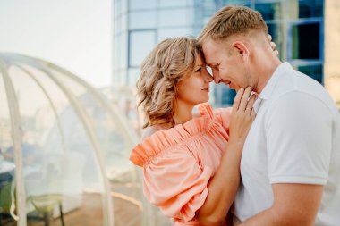 Çatıdaki mutlu çift. Erkek ve kadın çıkmak için orjinal yerlerinde aşık.