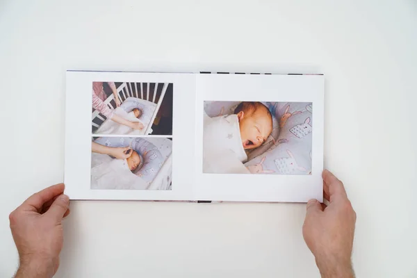 在白色背景下，用手翻阅家庭照相簿 — 图库照片