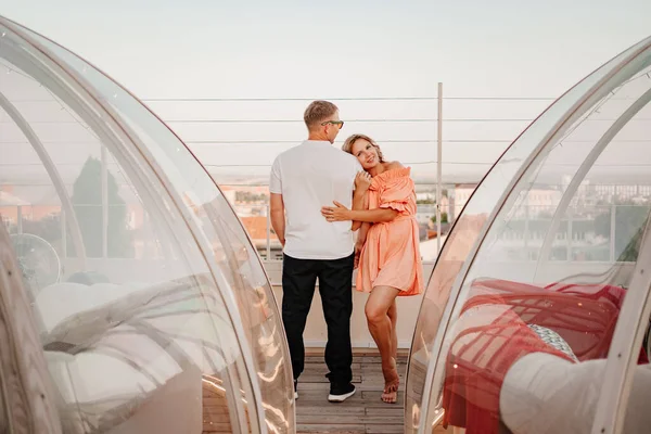 Férfi, mint egy nő támasza. szerelmesek eredeti helyen társkereső tetőn — Stock Fotó