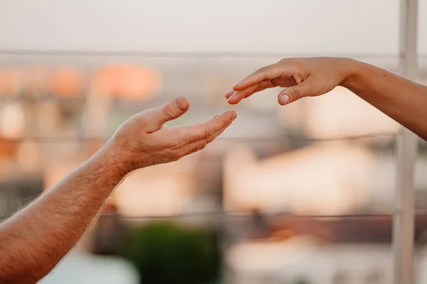 Ta hverandre i hånden. romantiske forhold og familieforståelse. – stockfoto