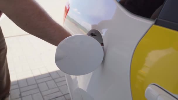 Self-service gas station. the man inserts the gas gun. — Wideo stockowe